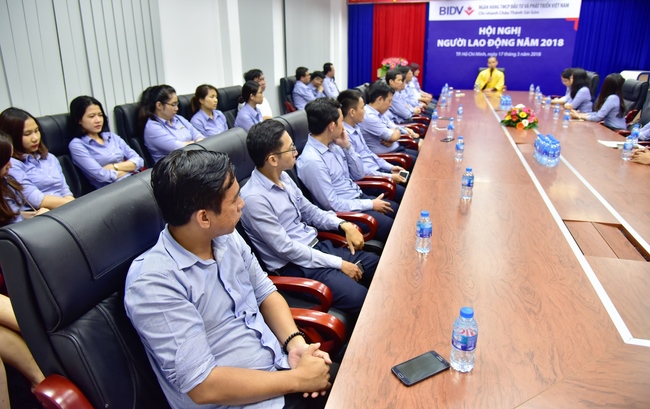 SHARING DHARMA TALK TO THE BIDV BANK STAFFS