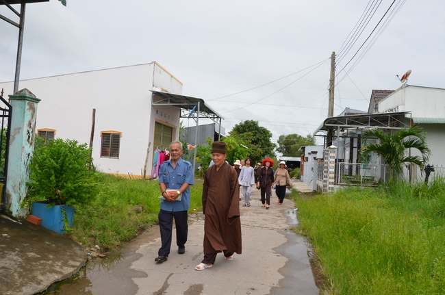 Money giving for supporting house building and animals release in Kien Giang