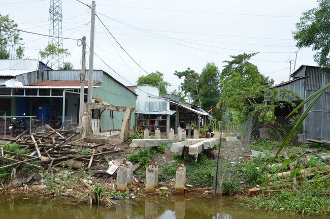 Money giving for supporting house building and animals release in Kien Giang