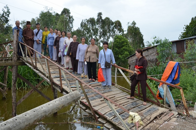 Money giving for supporting house building and animals release in Kien Giang