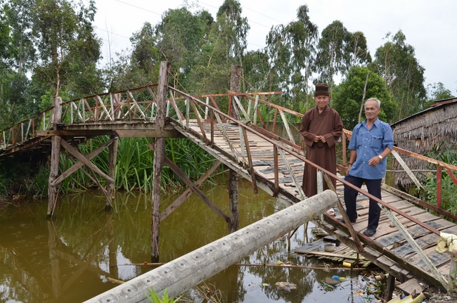 Money giving for supporting house building and animals release in Kien Giang