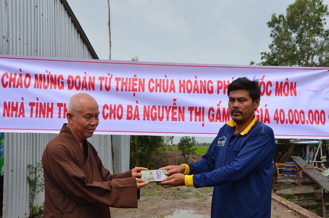 Money giving for supporting house building and animals release in Kien Giang