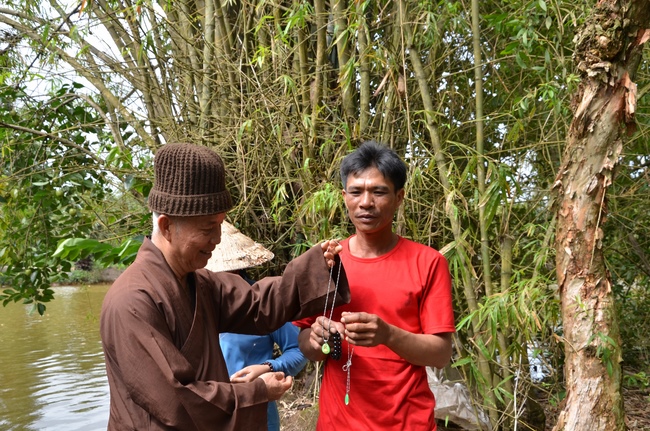 Money giving for supporting house building and animals release in Kien Giang