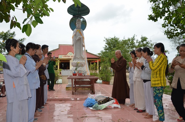 Money giving for supporting house building and animals release in Kien Giang