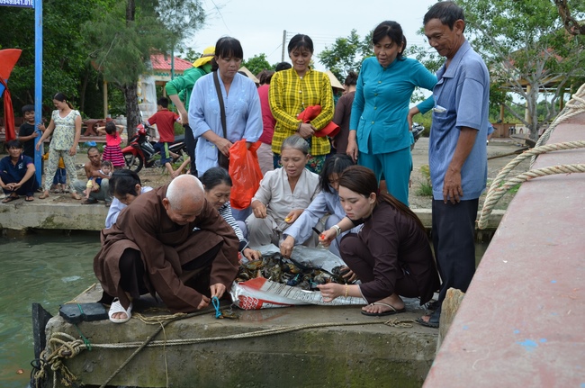 Money giving for supporting house building and animals release in Kien Giang