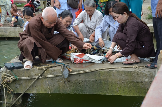 Money giving for supporting house building and animals release in Kien Giang