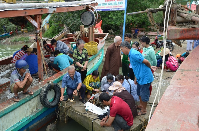 Money giving for supporting house building and animals release in Kien Giang