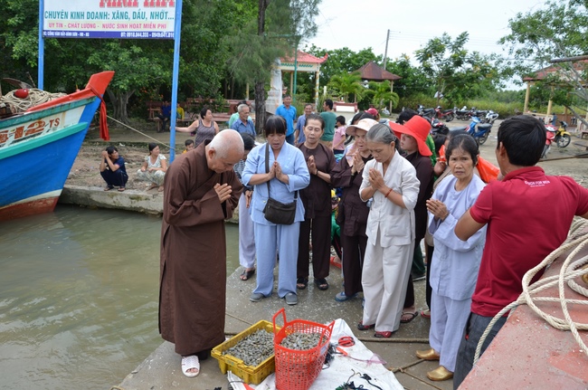 Money giving for supporting house building and animals release in Kien Giang