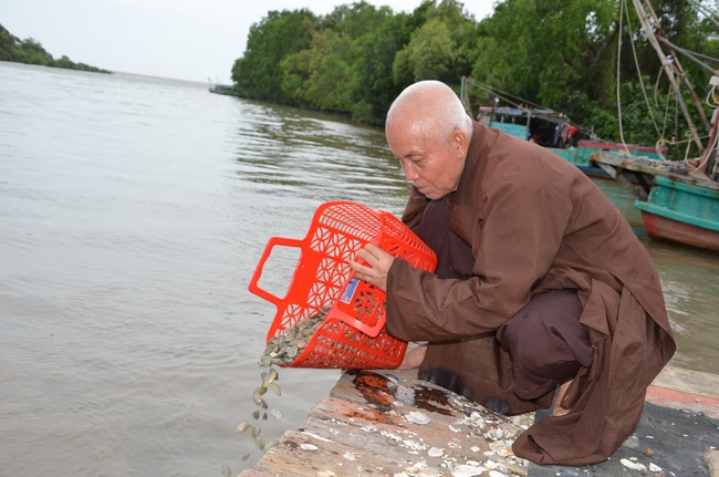 Money giving for supporting house building and animals release in Kien Giang