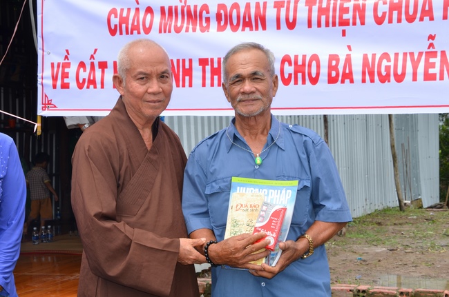 Money giving for supporting house building and animals release in Kien Giang