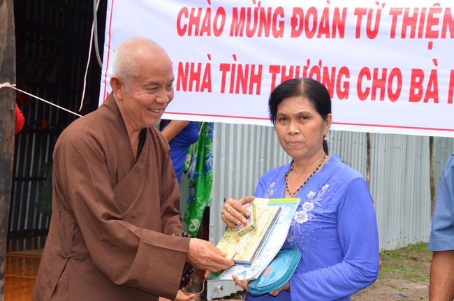 Money giving for supporting house building and animals release in Kien Giang