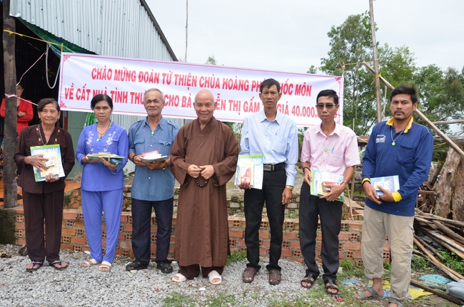 Money giving for supporting house building and animals release in Kien Giang