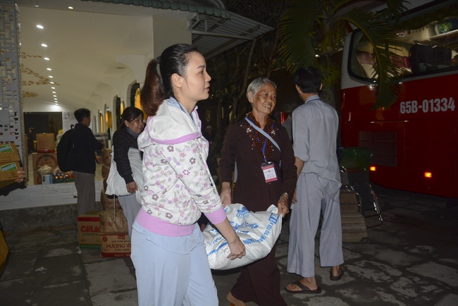 Offering five branches of Hoang Phap pagoda and releasing creatures