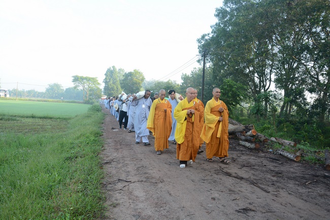 Offering five branches of Hoang Phap pagoda and releasing creatures