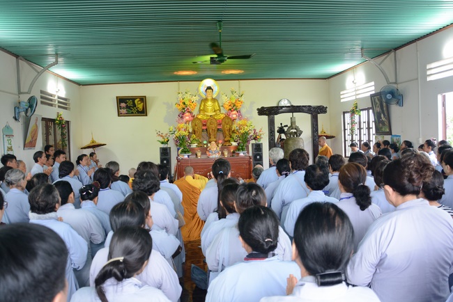 Offering five branches of Hoang Phap pagoda and releasing creatures