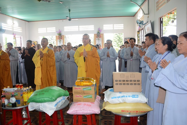 Offering five branches of Hoang Phap pagoda and releasing creatures