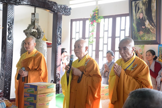 Offering five branches of Hoang Phap pagoda and releasing creatures