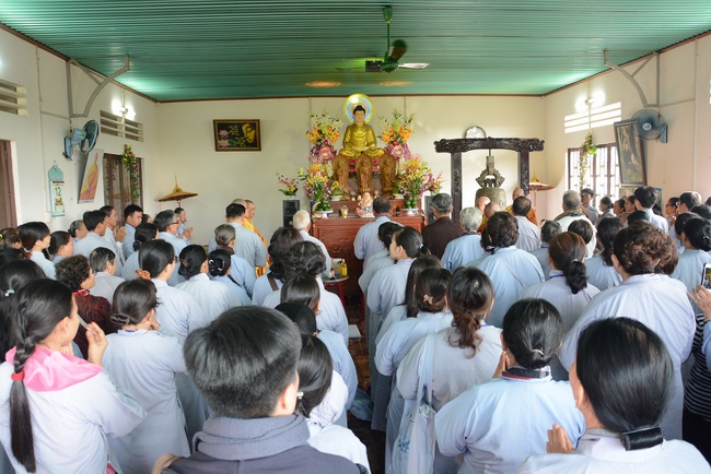 Offering five branches of Hoang Phap pagoda and releasing creatures