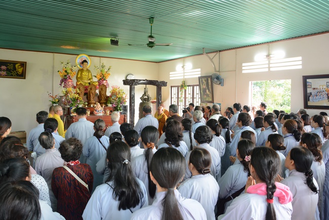 Offering five branches of Hoang Phap pagoda and releasing creatures