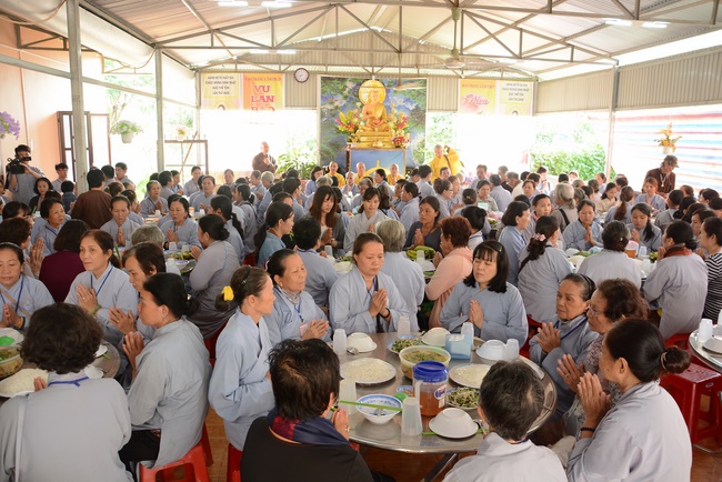 Offering five branches of Hoang Phap pagoda and releasing creatures