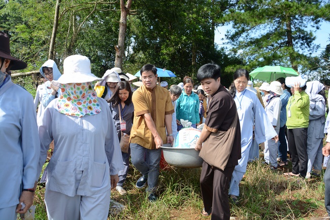 Offering five branches of Hoang Phap pagoda and releasing creatures