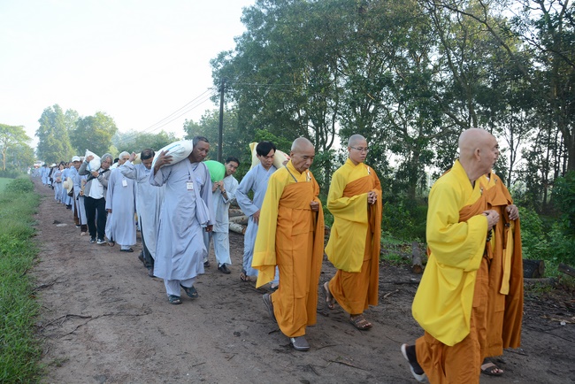 Offering five branches of Hoang Phap pagoda and releasing creatures