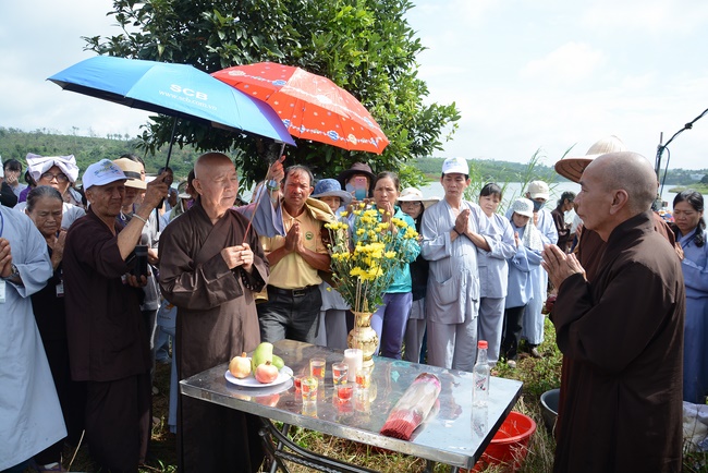 Offering five branches of Hoang Phap pagoda and releasing creatures