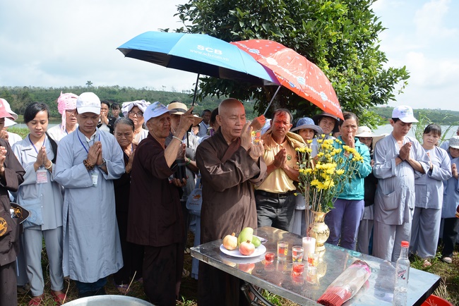 Offering five branches of Hoang Phap pagoda and releasing creatures