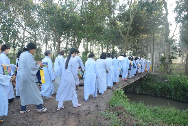 Offering five branches of Hoang Phap pagoda and releasing creatures
