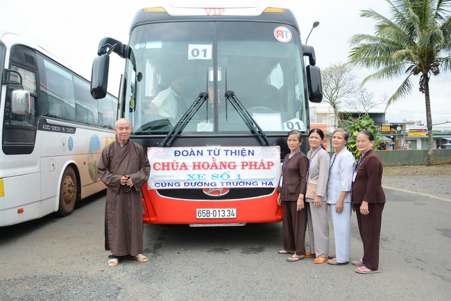 Offering five branches of Hoang Phap pagoda and releasing creatures