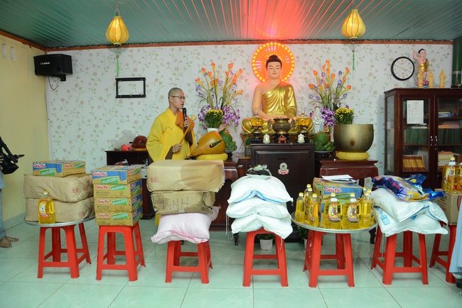 Offering five branches of Hoang Phap pagoda and releasing creatures