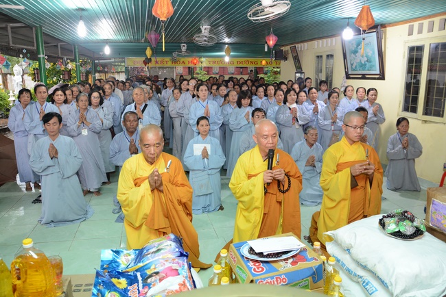 Offering five branches of Hoang Phap pagoda and releasing creatures