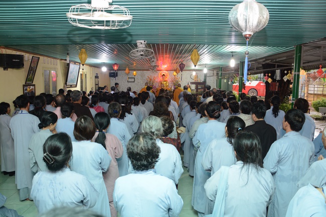 Offering five branches of Hoang Phap pagoda and releasing creatures