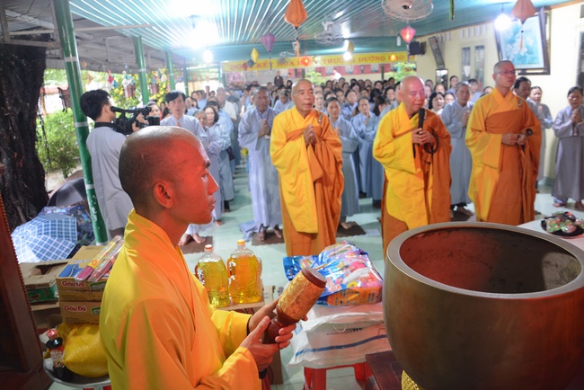 Offering five branches of Hoang Phap pagoda and releasing creatures