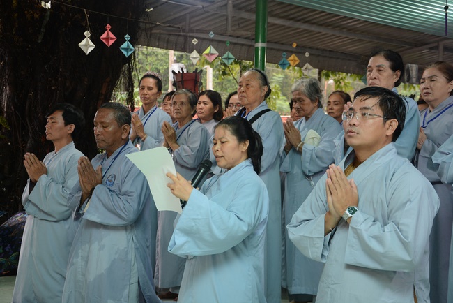 Offering five branches of Hoang Phap pagoda and releasing creatures