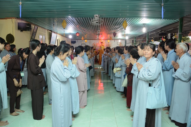Offering five branches of Hoang Phap pagoda and releasing creatures