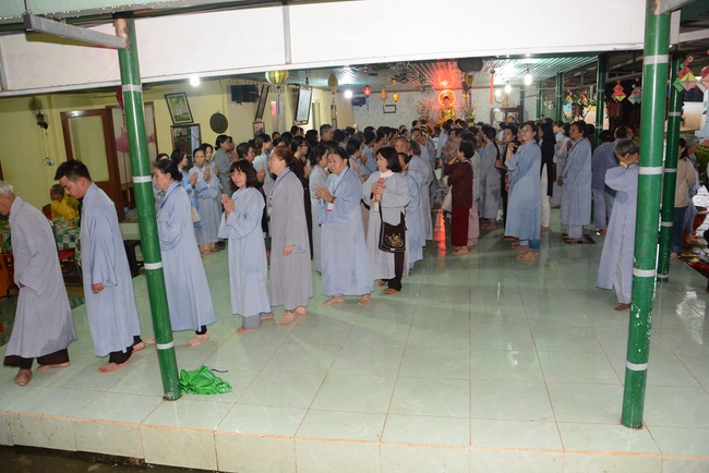 Offering five branches of Hoang Phap pagoda and releasing creatures