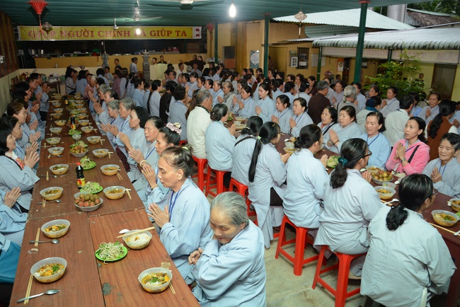 Offering five branches of Hoang Phap pagoda and releasing creatures