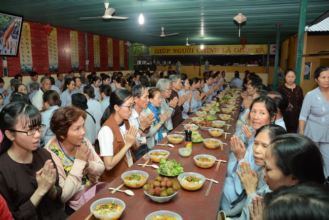 Offering five branches of Hoang Phap pagoda and releasing creatures