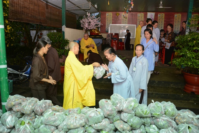 Offering five branches of Hoang Phap pagoda and releasing creatures