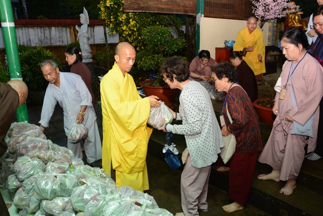 Offering five branches of Hoang Phap pagoda and releasing creatures