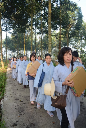 Offering five branches of Hoang Phap pagoda and releasing creatures