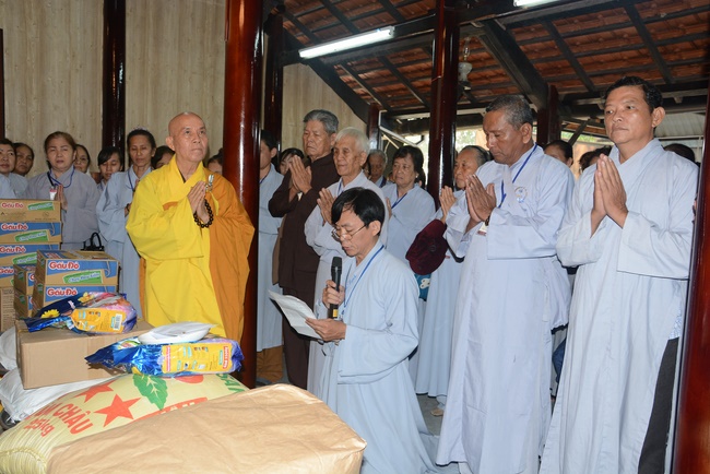 Offering five branches of Hoang Phap pagoda and releasing creatures