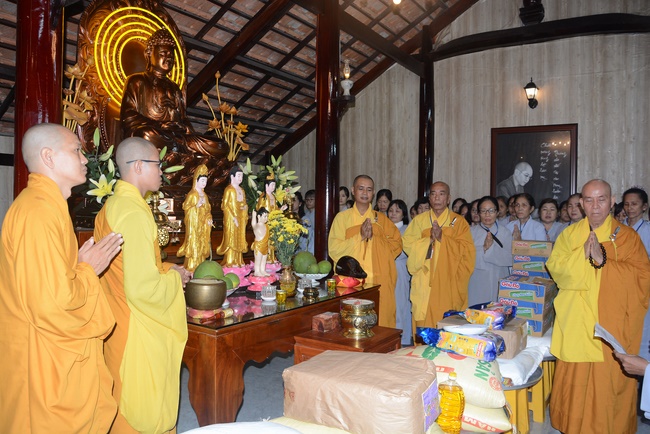 Offering five branches of Hoang Phap pagoda and releasing creatures