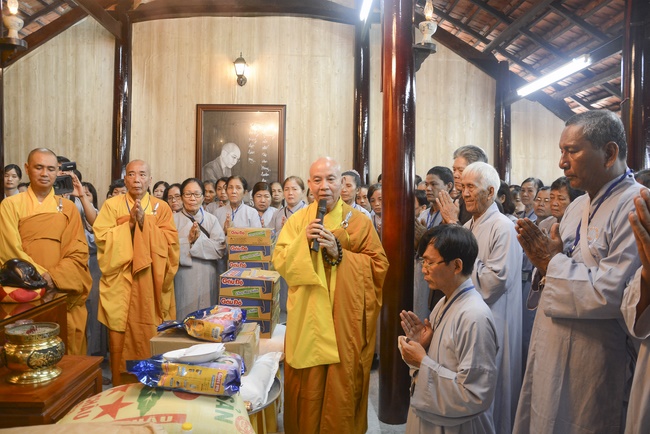 Offering five branches of Hoang Phap pagoda and releasing creatures