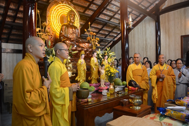 Offering five branches of Hoang Phap pagoda and releasing creatures