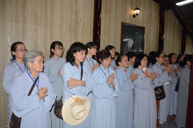 Offering five branches of Hoang Phap pagoda and releasing creatures
