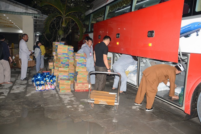Offering five branches of Hoang Phap pagoda and releasing creatures