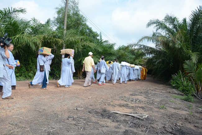 Offering five branches of Hoang Phap pagoda and releasing creatures