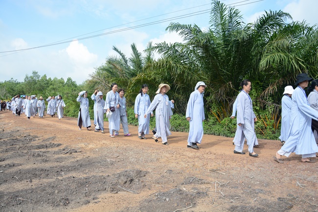 Offering five branches of Hoang Phap pagoda and releasing creatures